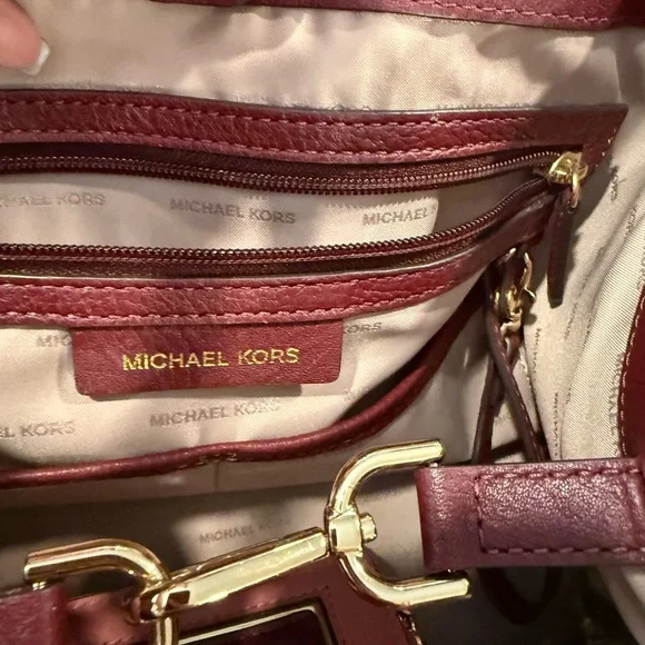 Elegant Burgundy Handbag and Wallet Set - Picture 4 of 6